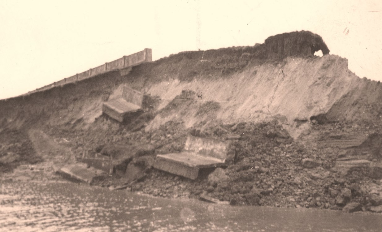 Een deel van de ingestorte dijk
