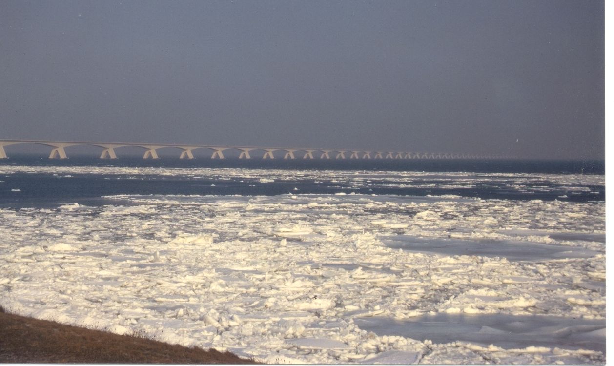 Met in de verte de Zeelandbrug vanuit de slaapkamer